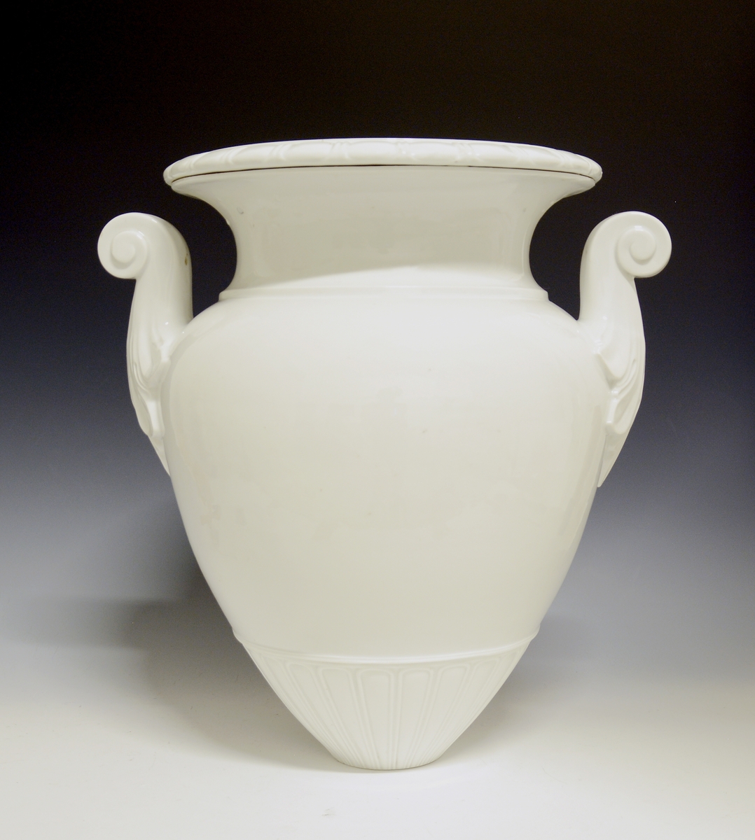Prot: Stor vase av porselen. Ellers samme som TGM-BM.1967-390, men med hvit glasur, uten dekor.