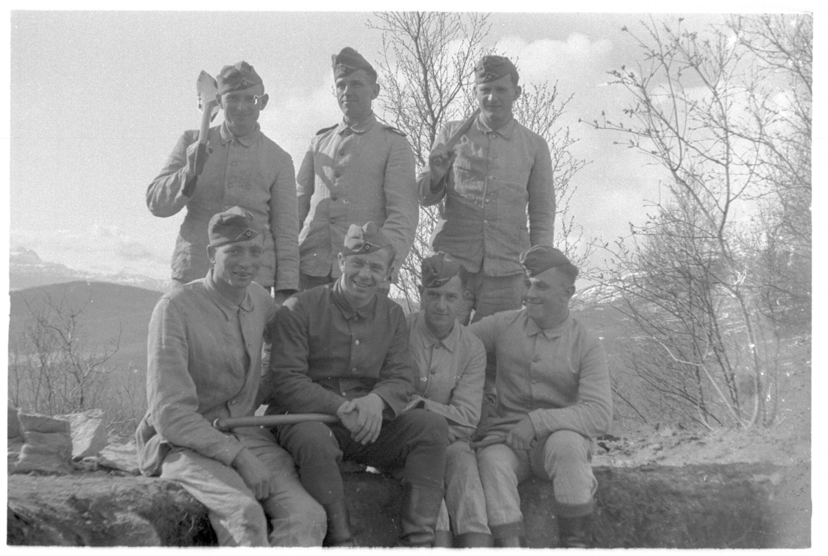 Gruppebilde av tyske soldater, tatt under en pause i byggingen av stillinger på Harstadåsen.