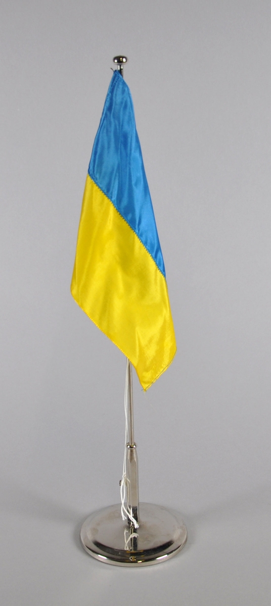 Bordflagg på stang fra Ukraina. To horisontale striper, gult øverst og blått nederst.