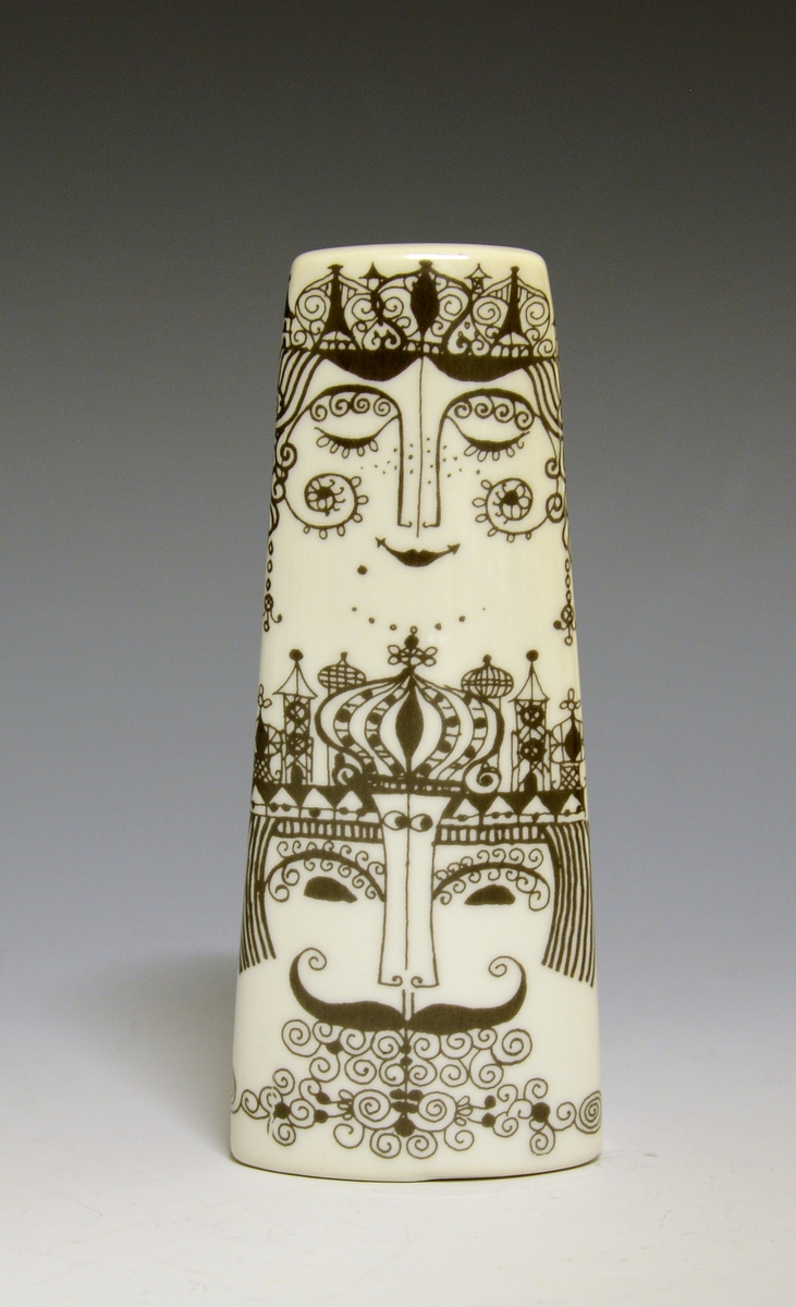 Oljeflaske av porselen med sort stilisert dekor av konge og dronning. Vid mot bunnen og med nebb til å helle av.
Dekor: Monarch