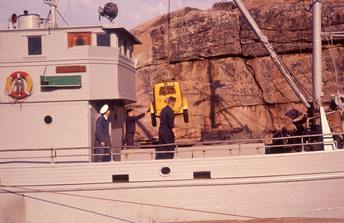 Felt 1967. Transport og tilrigging. Lasting av pumpe ombord i Hellesøy.
