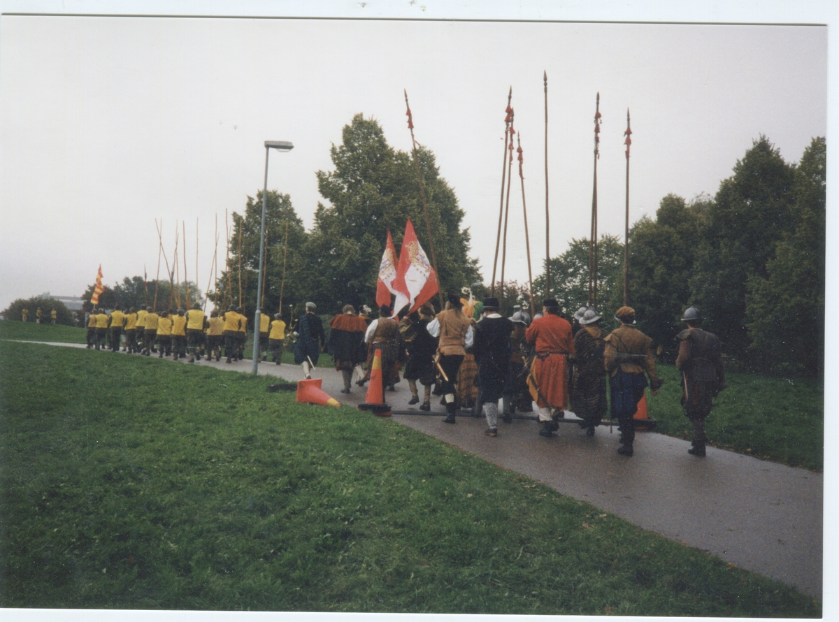 "Hertig Karls" och "kung Sigismunds" styrkor marscherar med resta spjut. Dramatisering.