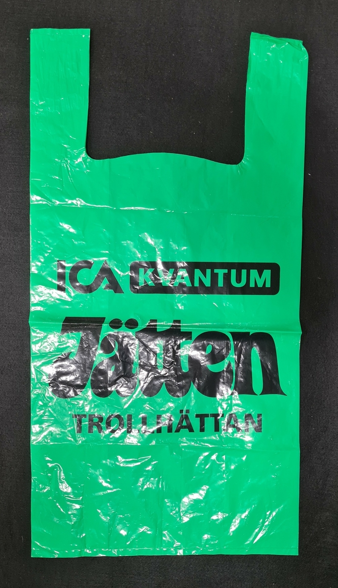 Plastkasse, grön, med logga från ICA Kvantum Jätten i Trollhättan. 

På kassen står:
ICA Kvantum
Jätten
Trollhättan