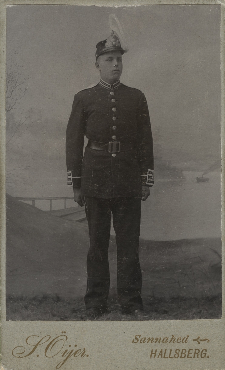 Carl August Wretlöf, född 1880-01-23 i Köping, död 1919-04-13 i Västerås. Överkonstapel i Västerås. Här i uniform vid Sannahed i Hallsberg.