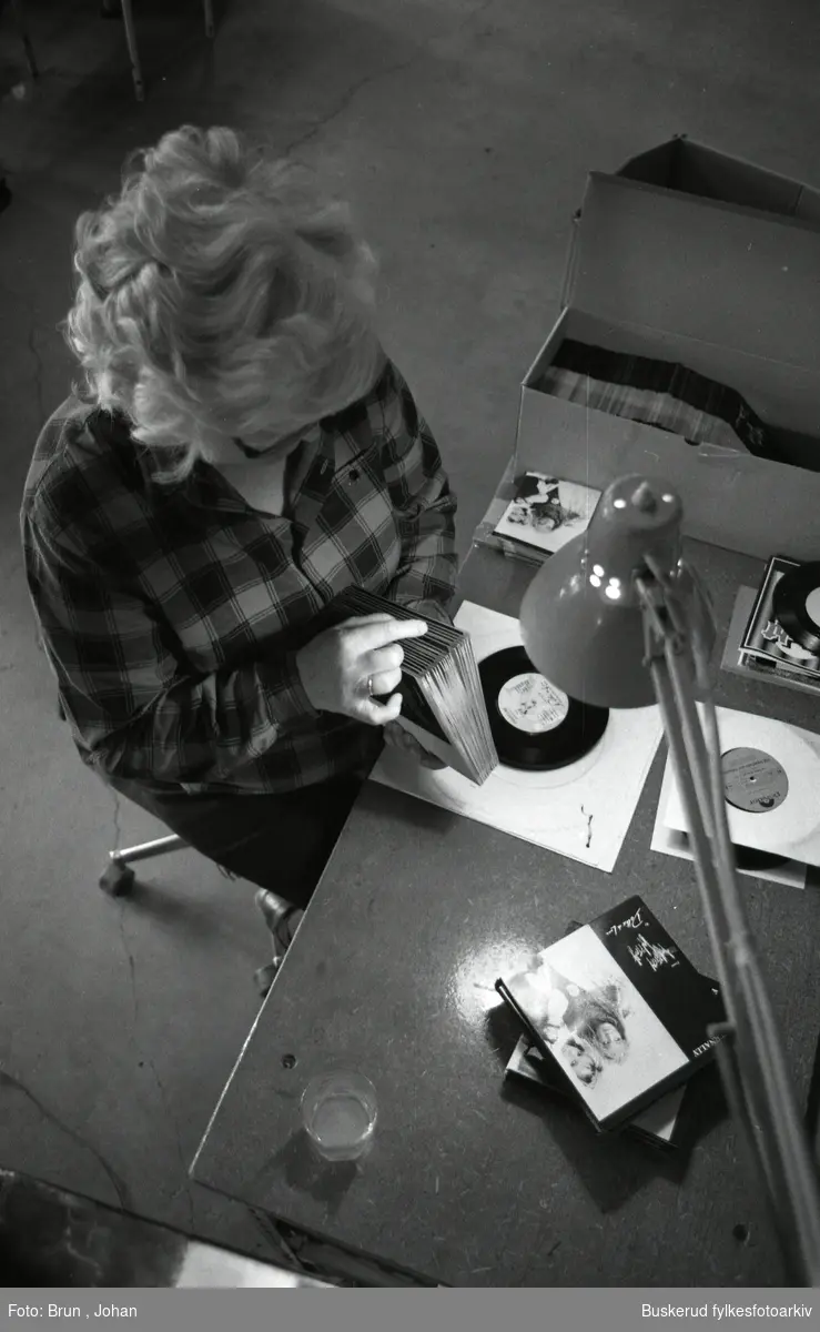 Hønepress A/S. Grammafonpresseri, produksjon av vinylplater. Startet opp i 1935 som Norsk Grammofonkompani A/S, senere Ulf Corneliusen & co. Til slutt Roger Arnhoff studio. Bedriften ble lagt ned i 1987. 