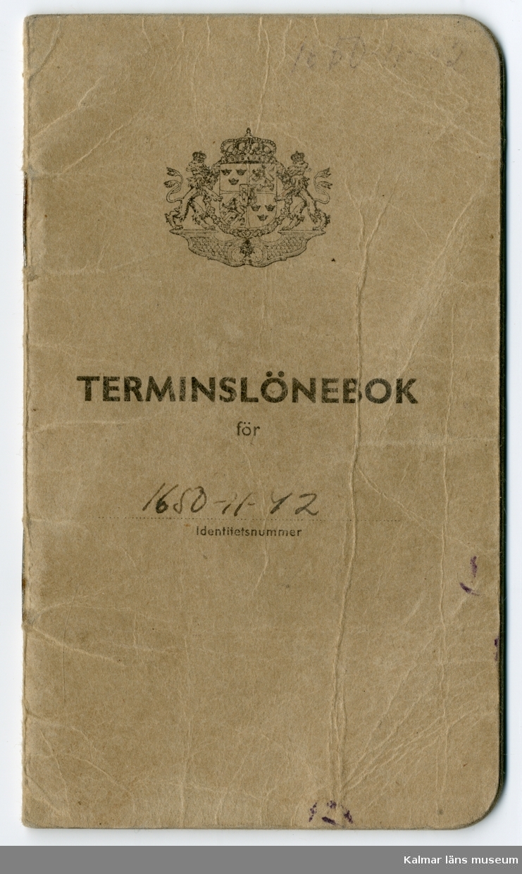KLM 46497:2. Terminslönebok, papper, färg. Terminslönebok med beige pärm innehållande flera gröna sidor med tryckt text i svart samt noteringar om utbetald lön för Skotte Linde. Text framsida: TERMINSLÖNBOK för 1650-11-42 Identitetsnummer.