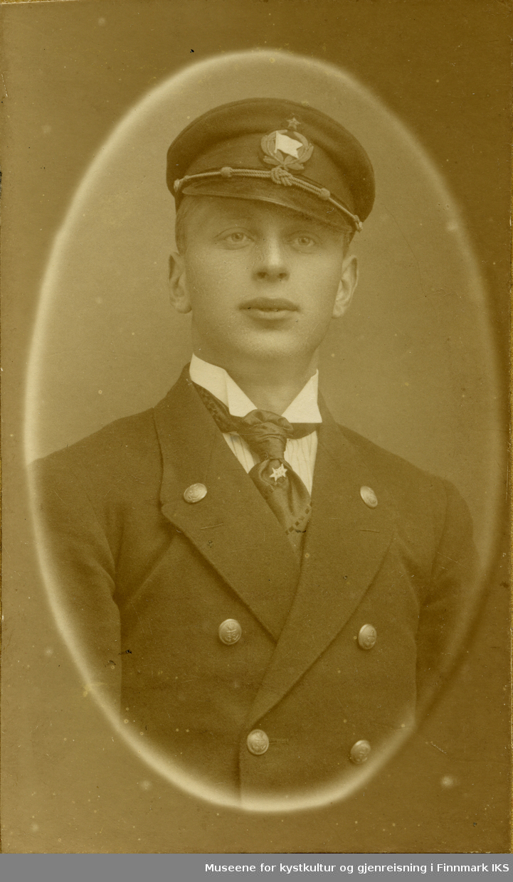 Portrett av en ung mann i maritimt uniform. På slipsen er det festet en nål med blomstermotiv som ligner på Edelweiss.