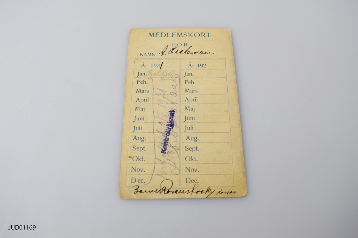 Broschyr med stadgar för judiska ungdomsföreningen Blau-Weiss i Stockholm. Baksidan med medlemskort daterat 1921 för Aisik Libman, undertecknat av kassör Rosenstock.