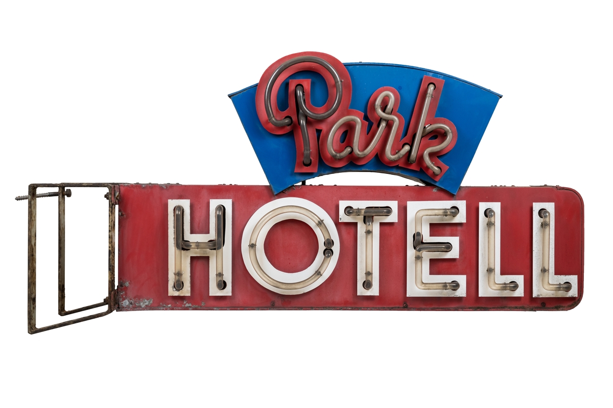 Skylt, tvåsidig, av röd, blå och vit plåt, med neonrör med texten "Park Hotell". Skylten är konstruerad för att vara monterad rakt ut ovanför entrédörren till en byggnad. Ordet "Park" är formad som skrivstil och ordet "Hotell" med versaler.

Se vidare Historik.