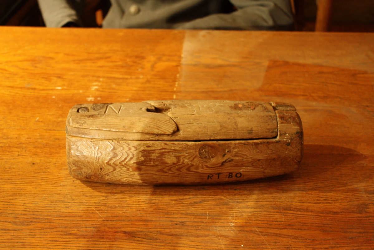 Rakask av trä,
Inristat "1709 212"
Liten rakask inuti med inskription: "AB I.M.C. 139."
