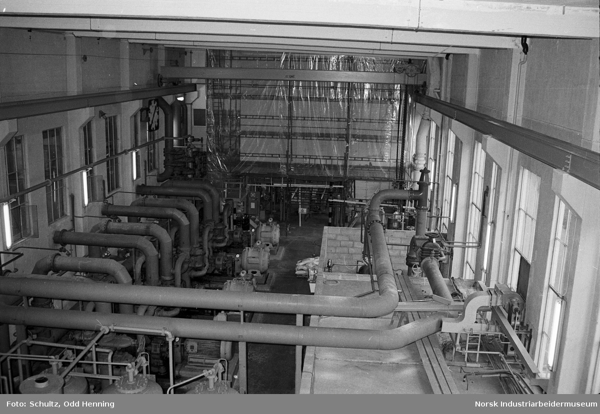 Fjerning av blåasbestisolasjon i Hydrogenfabrikken på Såheim. Hele salen sett fra øverste trappeavsats.