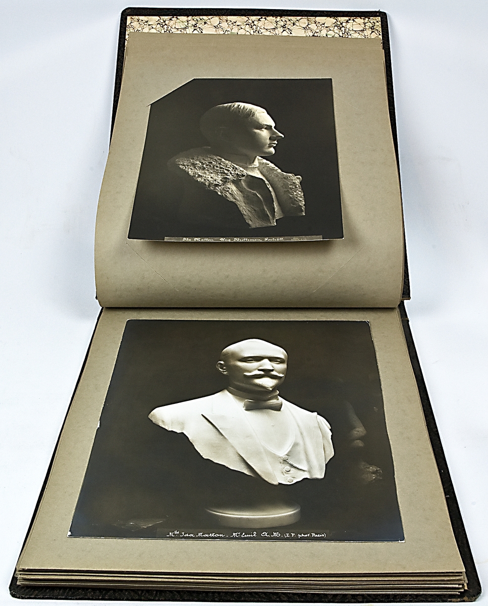 Fotoalbum innehållande skulpturer av Ida Matton. Inbunden läderpärm med pappsidor.