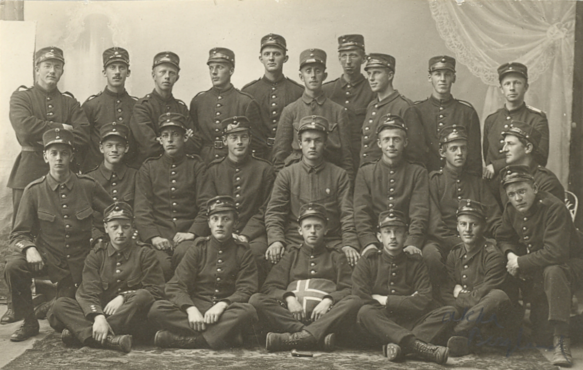 Fotografi av militære mannskap.
Neri H. Valen, Bø, nr. 4 frå h. i bakre rekkje