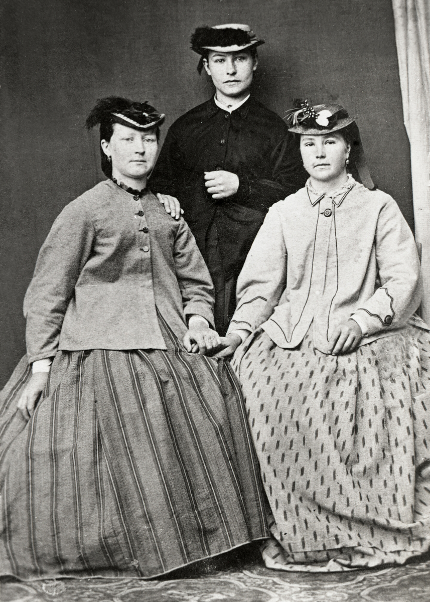Tre kvinner i fotoatelier