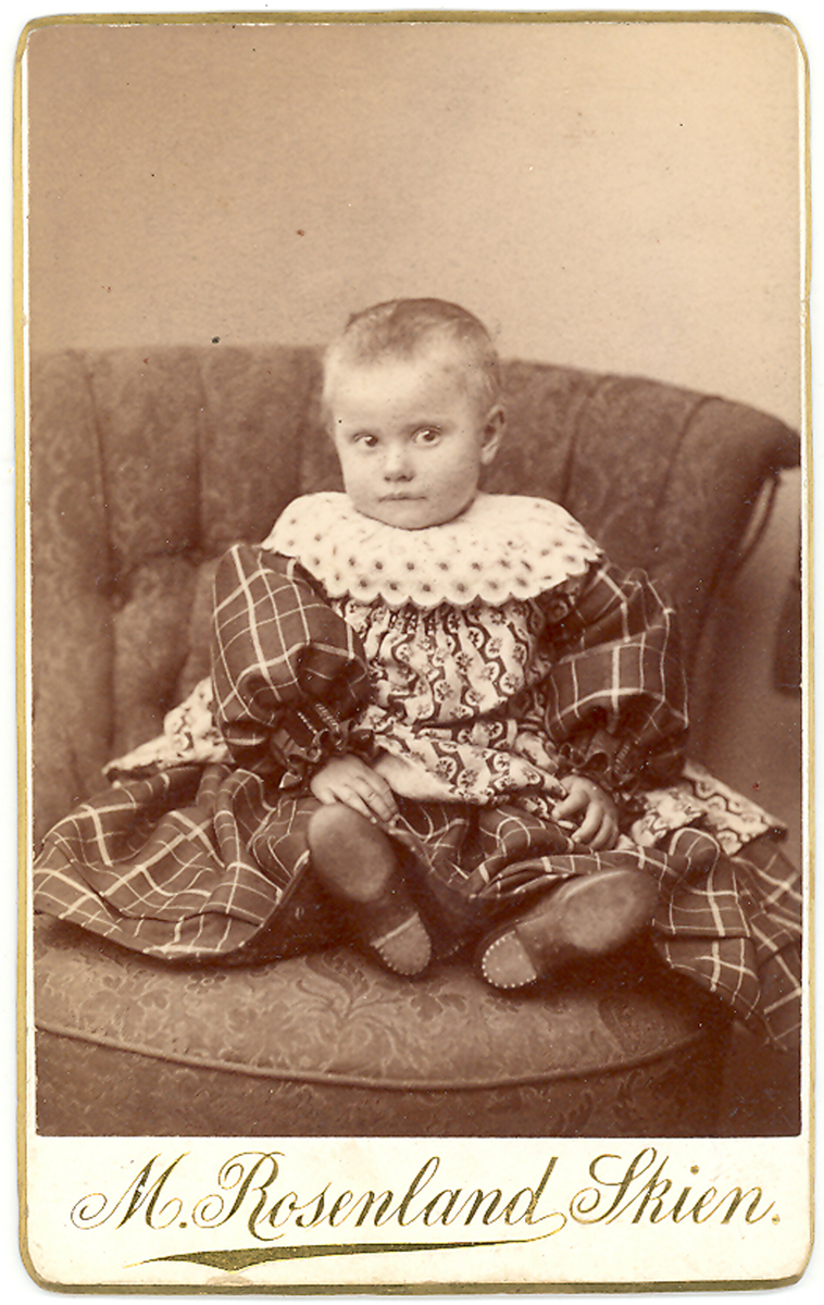 Barnefoto av Bergit eller Ingeborg