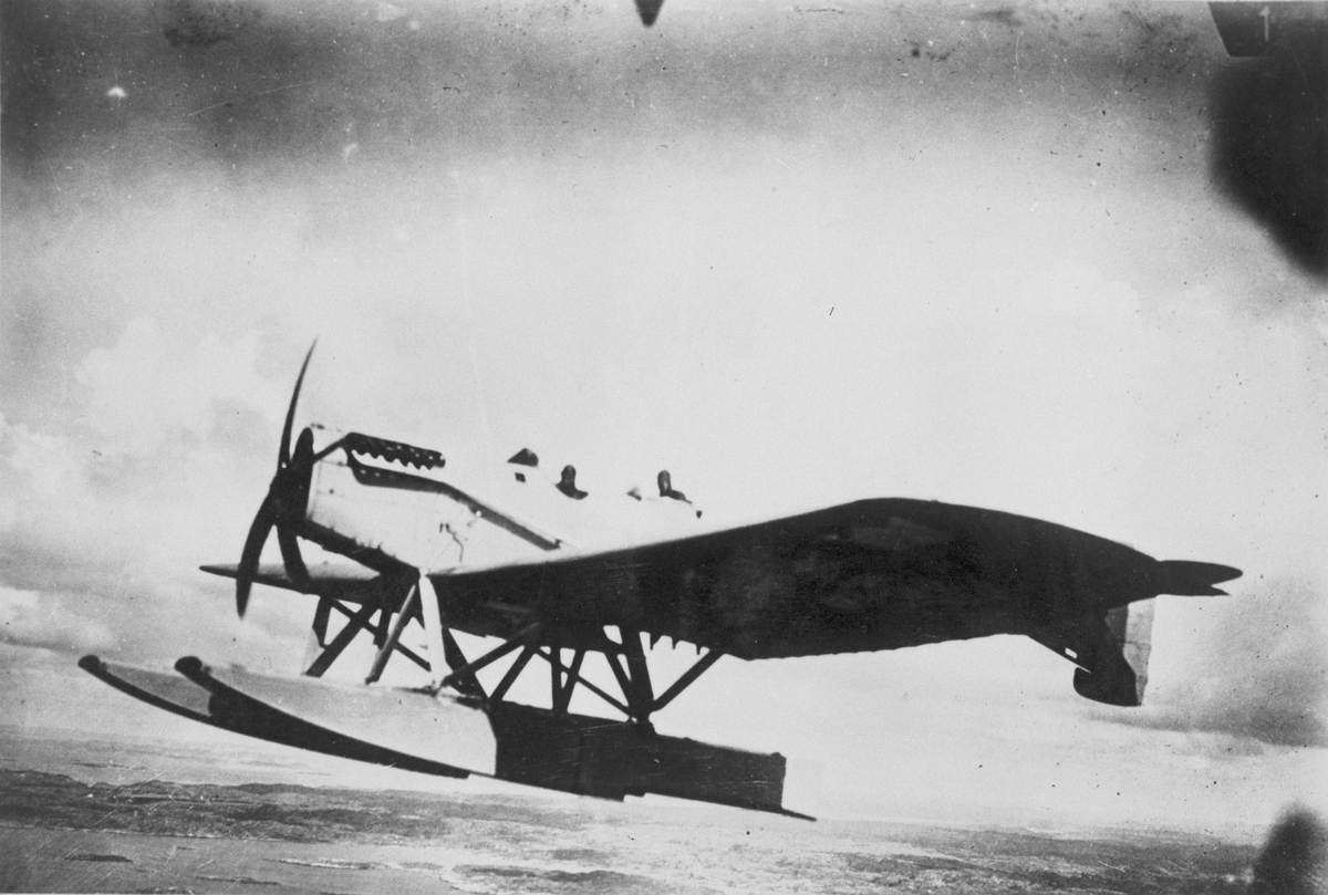 Flygplan S 3, Heinkel HE 2 i luften. Med flygförare och flygspanare.