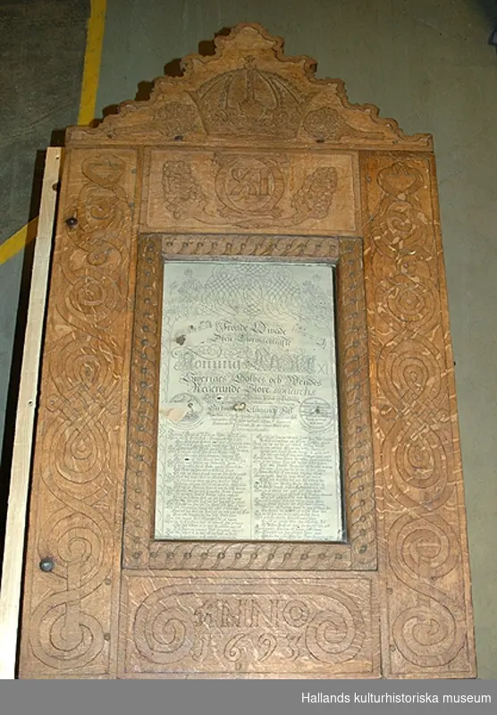 a) Skåp. Framsidan dekorerad med plattrelief, stiliserade bandmotiv, rankor mm. Carl XI:s monogram 1693. Krön med krona och vindruvsklasar. Rektangulär glastäckt öppning b) Täckt fröjdekväde 