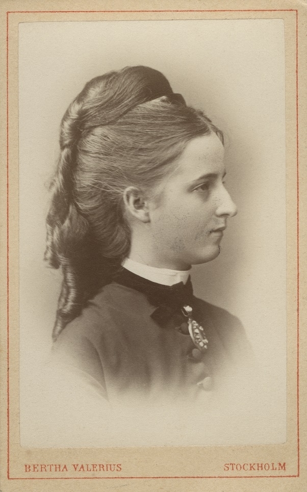 Porträttet är taget i Valerius ateljé på Brunkebergstorg 15 i Stockholm. Därför är det sannolikt taget under perioden 1868-1872.