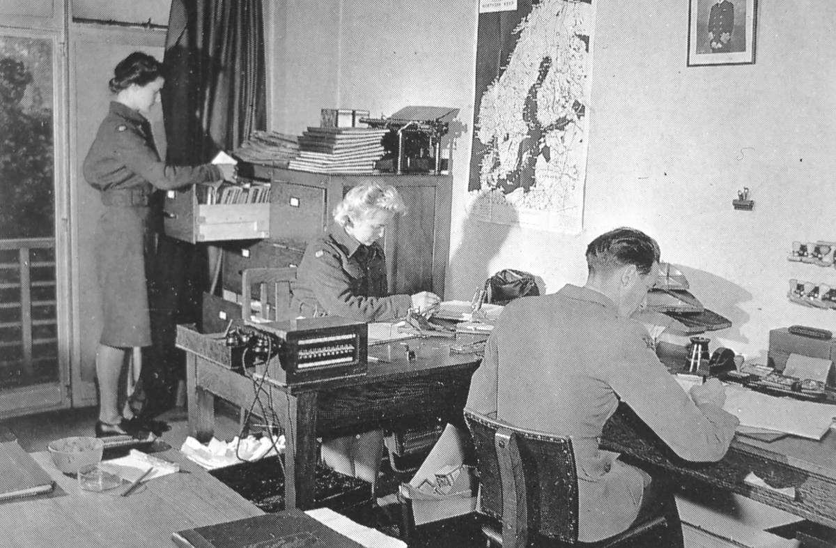 Flyhistorie, Canada 1940-1945, Toronto, Muskoka, Little Norway. Marinens- og Hærens flyvåpen. Luftforsvaret. Arbeid i kontorlandskap.
