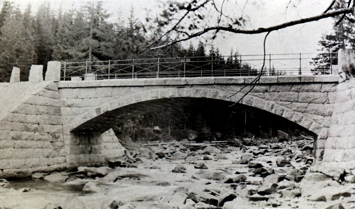 Jondalsbrua, Nedre Jondalen. bygd 1914. Veien er lagt om og brua er ikke lenger i bruk til normal trafikk.