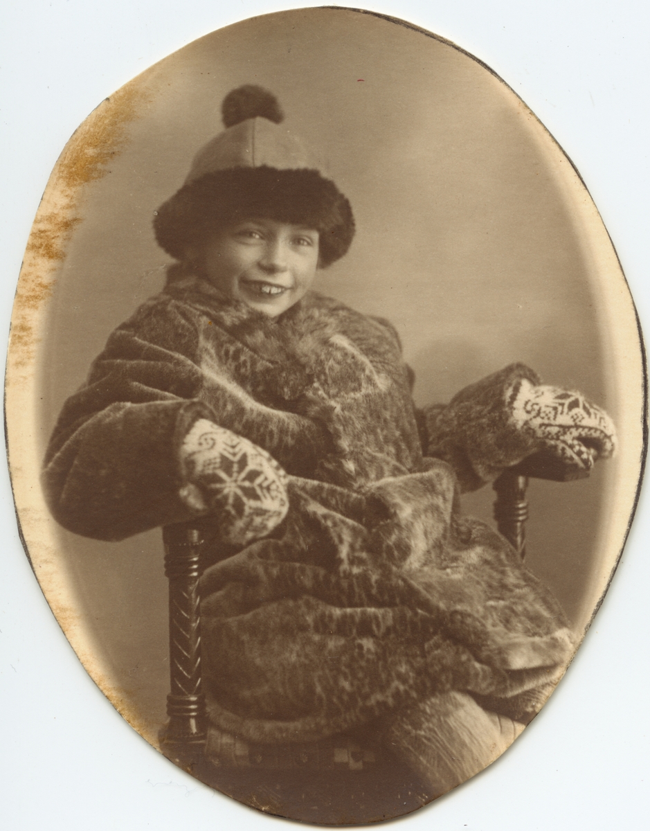 Maren Charlotte Undset Svarstad iført pelskåpe og lue med skinnkant.