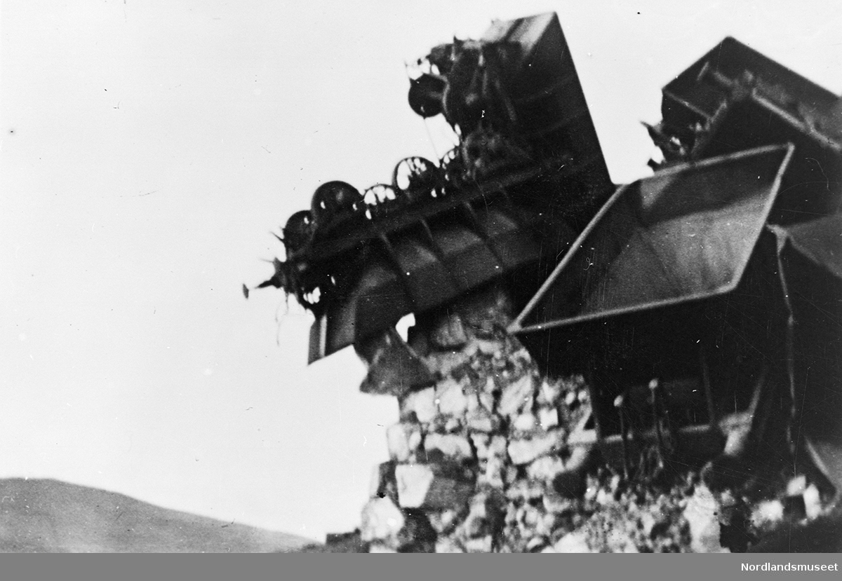 Jernbanevogner sprengt av tyskerne nede på malmkaia.