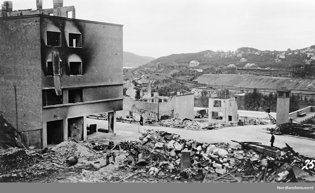 Skadene i Narvik sentrum var enorme etter den tyske bombingen 2. juni 1940.