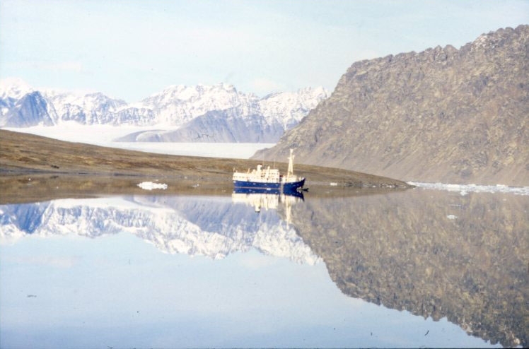 Expeditionsfartyget M/S Origo ligger för ankar i Signehamna och speglar ...