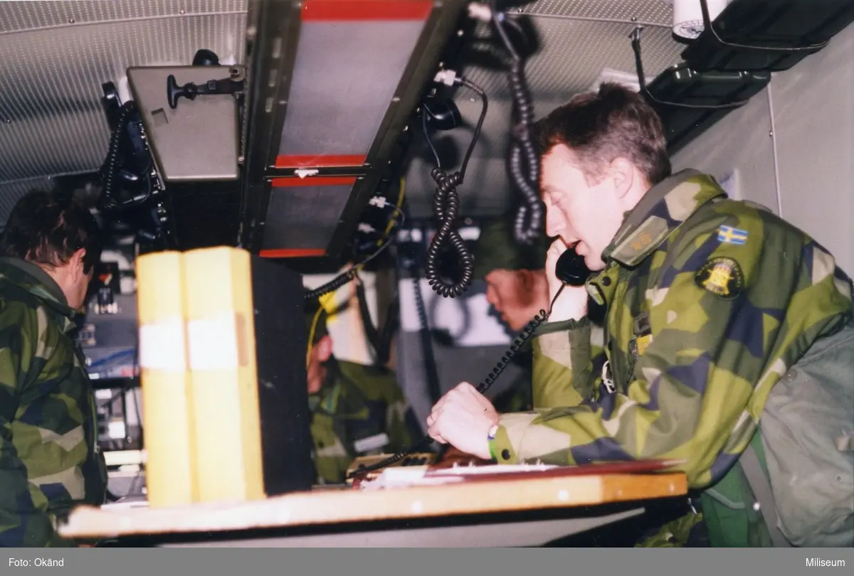 Brigadstab. Stabsarbete i radioterrängbil 1312. Major Per Sandgren, I 12 närmast kameran.