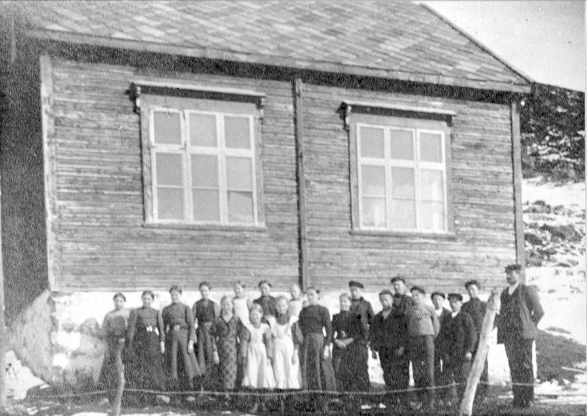 Lærer og elever oppstilt foran skolestua på Vebostad.