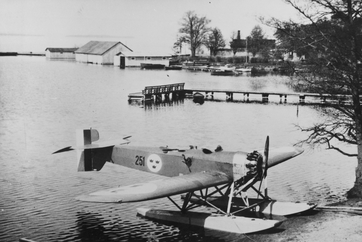 Flygplan S 5 nummer 251 tillhörande F 2 Roslagens flygflottilj förtöjd vid Bergs slussar i Roxen, 1929.