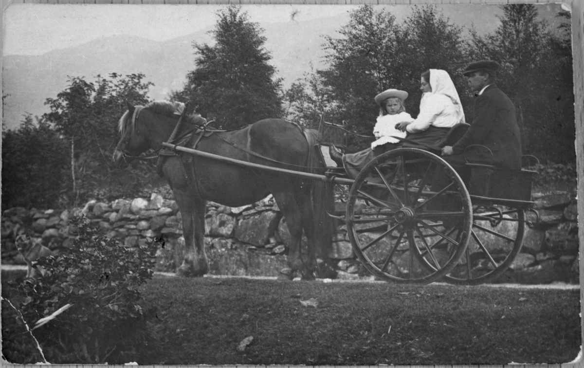 Familien Hiksdal på tur med hest og stolkjerre ved Osen i Ølen, ca. 1920. Frå venstre: Marta Marie Hiksdal, Anna Hiksdal og Martin Hiksdal.