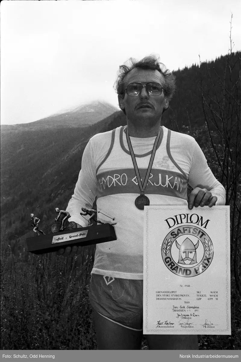 Mann som har vunnet diplom og statuett i idrettsprestasjonen Saftsit. Han har også på seg den nye løpedrakten fra Hydro.