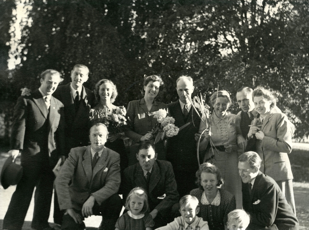 Kållereds skytteförening i Brattåsberget 1940-tal. Stående från vänster: 1. Karl Erik Persson (född 1919). Övriga namnuppgifter saknas.