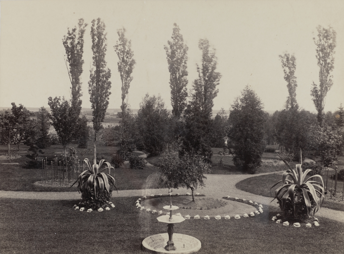 Latorp, utsikt från nedre verandan mot ötser.
Dagbrottet och gruvan till vänster.
Fotot troligen från omkring 1888 eller 1890-talet.