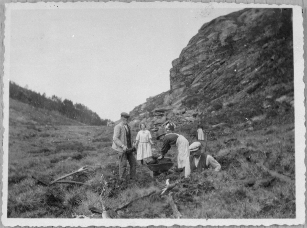 Torvskjering på Høgset/Hiksdal i Ølen, ca. 1915-1920. I forgrunnen, frå venstre: Johannes Stene, Maria Stene, Karen Stene og Rasmus Stene. I bakgrunnen, frå venstre: Sigurd Stene og Johanna Stene.