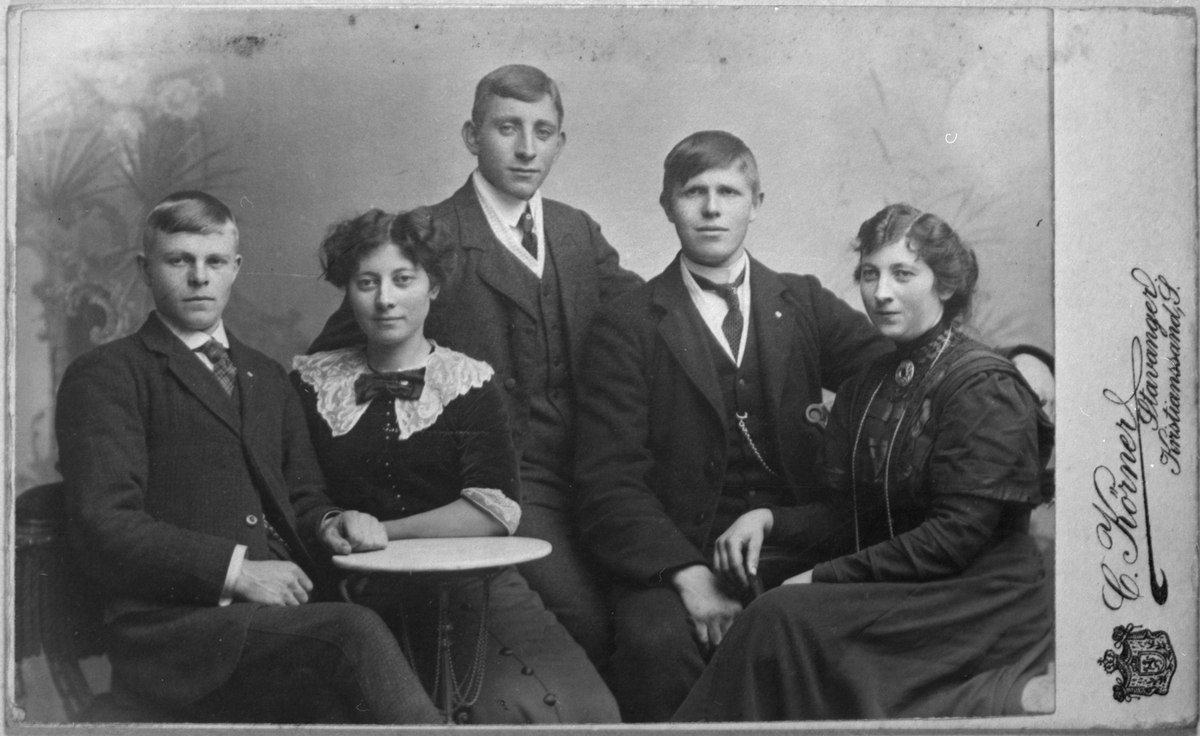 Gruppeportrett hos fotograf, ca. 1930. Frå venstre: ukjend, Sina Stykket, Thor Thorsen, ukjend og ukjend.