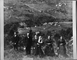 Landskap frå Eikås, sommaren 1889. Garden Eikås til høgre, g