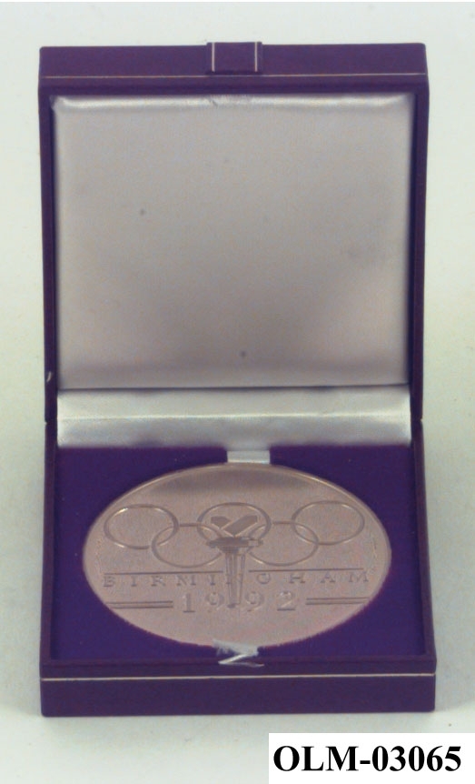 Burgunderrød eske for medalje - for søkerbyen Birmingham 1992. Esken er foret med hvit silke og burgunderrød fløyelspute.