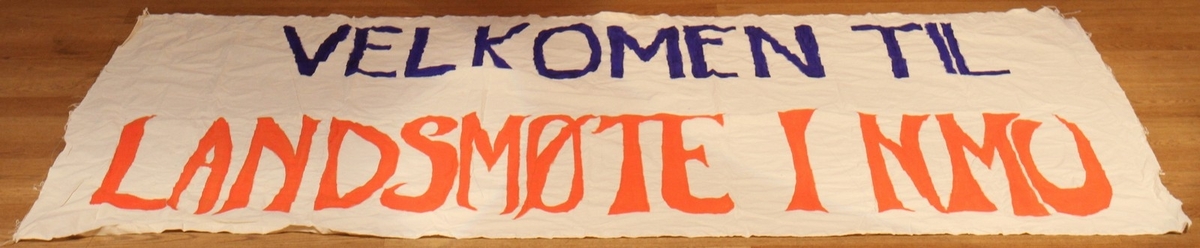 To banner frå arkivet til Norsk Målungdom. På bannera står teksten: "Velkomen til landsmøte i NMU".