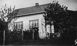 Huset til Gjertrud Flatebø på Haugsgjerdet i Bjoa, ca. 1940.
