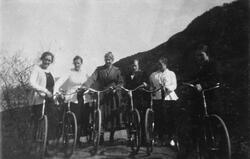 Vakajenter på sykkeltur på Vaka i Ølen, 1932. Frå venstre: H