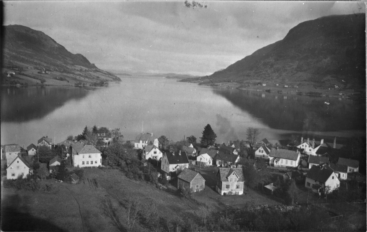 Landskap frå Ølensjøen og Ølsfjorden sett mot nord, 1945.