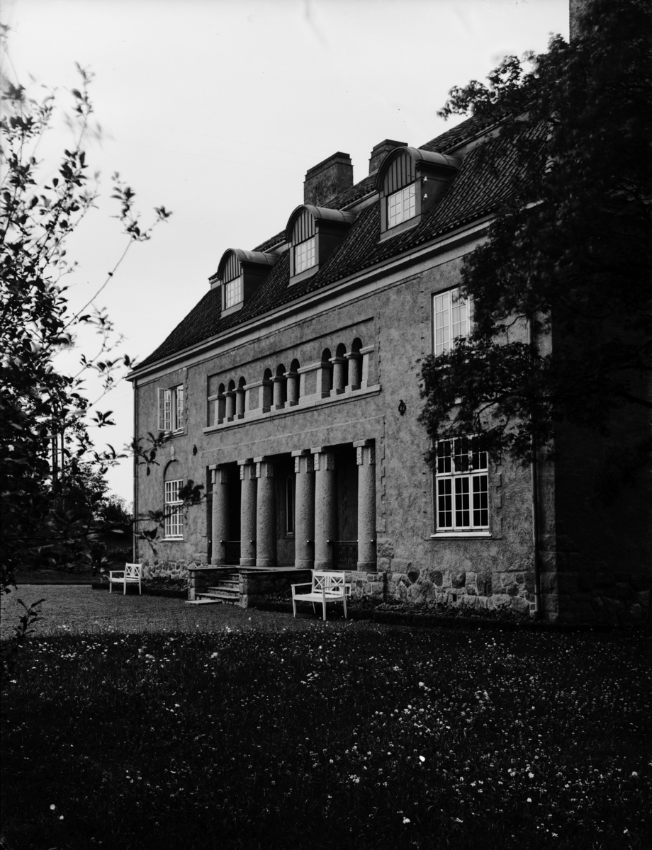 Villa Fredriksborg (1920) på Bygdøy i Oslo er oppført i gråpusset tegl og har sparsom detaljering. Bygningskroppen har en kompakt, tett form med mansardtak og er inspirert av vår hjemlige 1600-talls arkitektur. Bygningen ble oppført for familien Kloster, som donerte den til Bygdøy menighet, og den fungerer nå som menighetshus og selskapslokale.