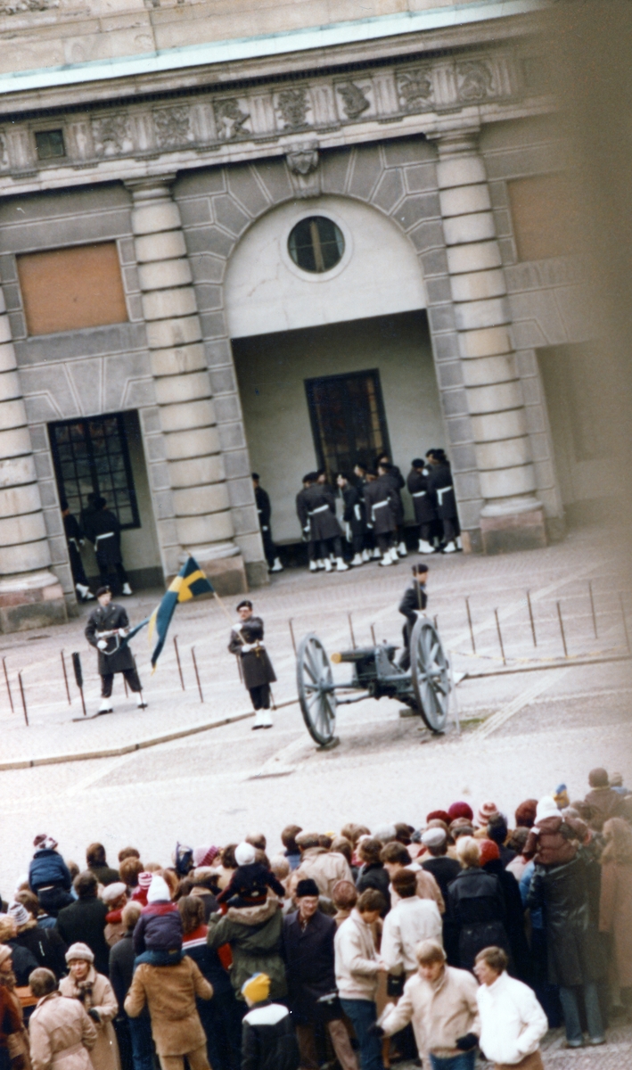 Stockholms slott 3 november

Efter att vaktstyrkorna bytt plats får soldaterna "rycka in" (springa in) i pelargången tills avlösningen på postställena runt slottet är klar.

Här har vakten "ryckt in" och vaktchefen marscherar in för att invänta avlösningarnas återkomst.