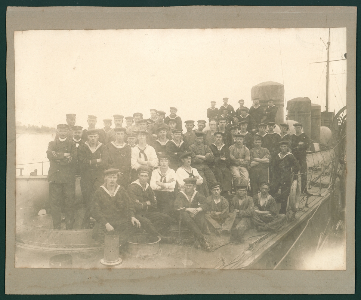 Bilden visar jagaren Ragnars besättning som har samlats på däck för en gruppfoto vintern 1912