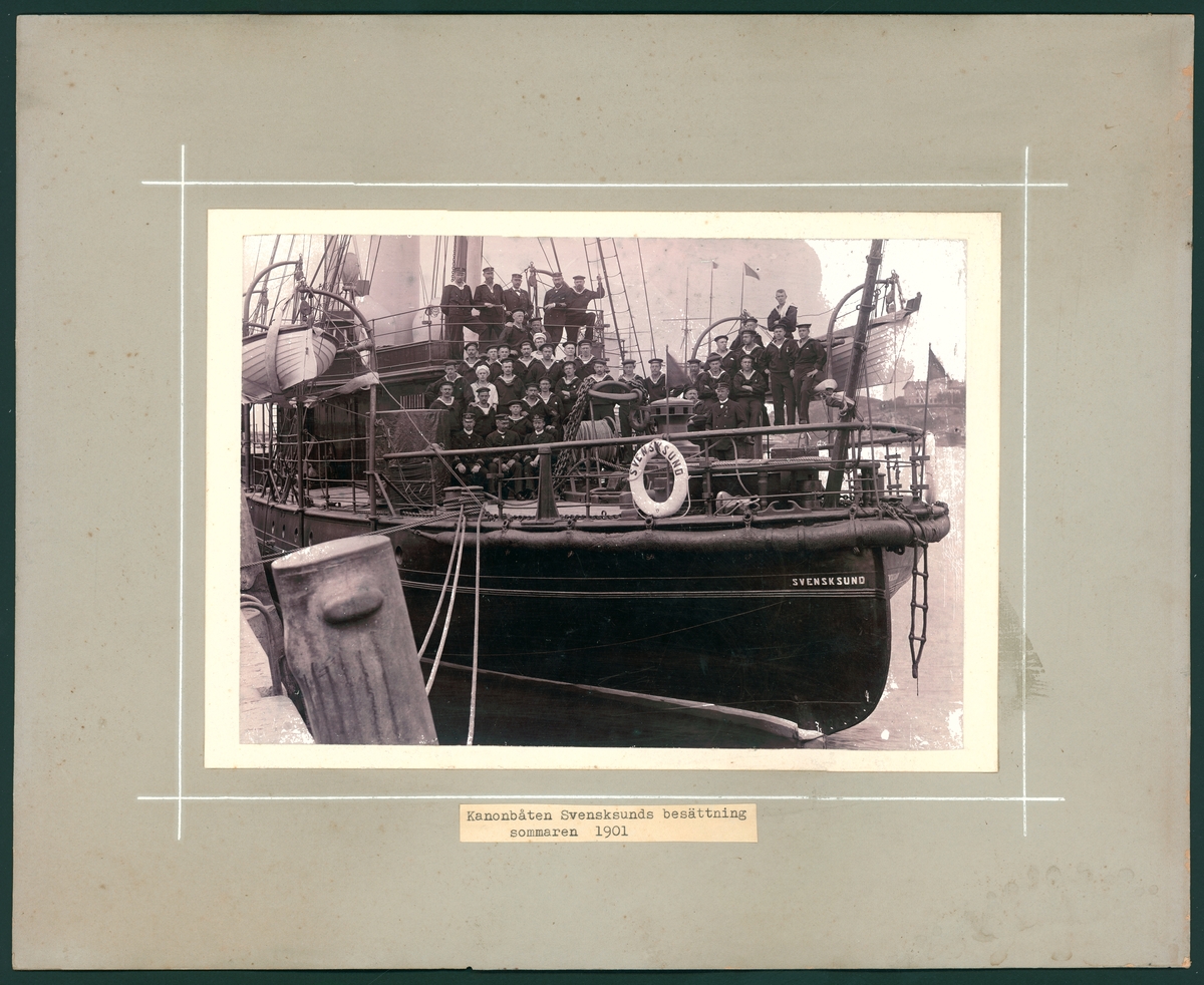 Bilden visar kanonbåten Svensksunds besättning som har samlats på däck för en gruppfoto sommaren 1901.