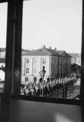 Tyske soldater marsjerer over bybrua i Halden, 1940-45. Foto