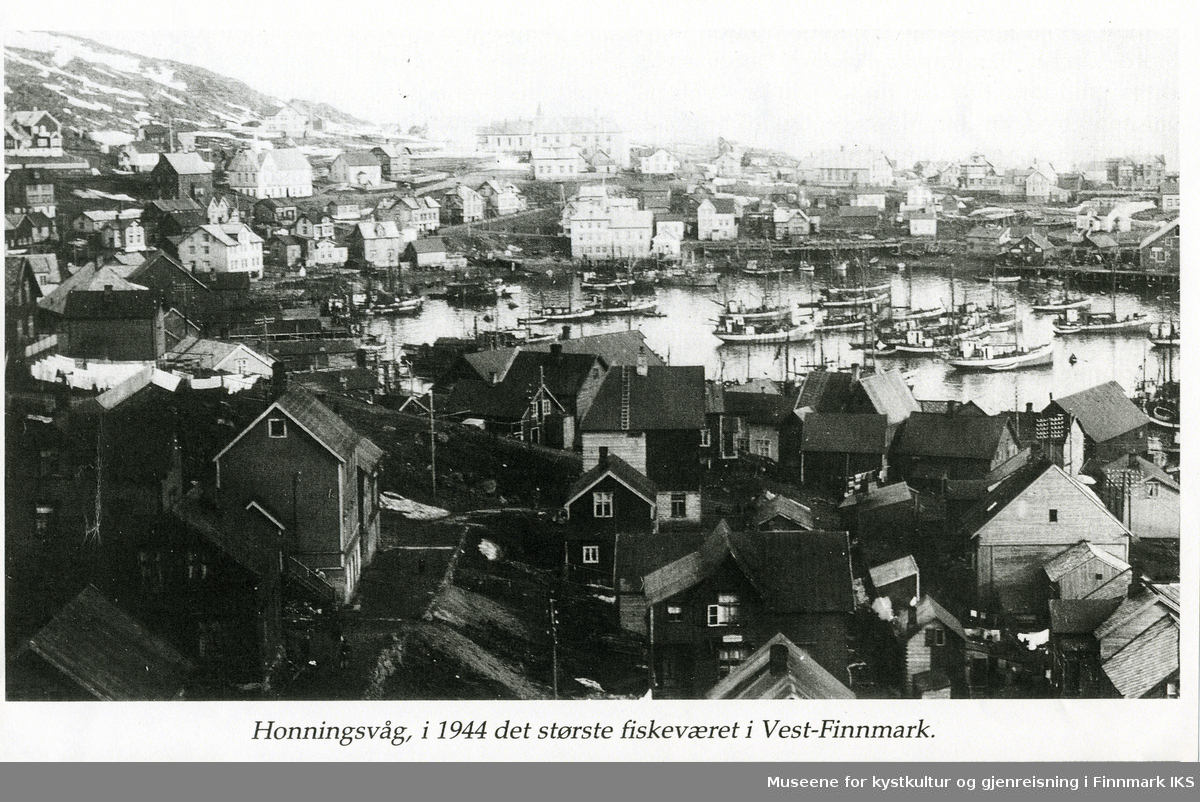 Honningsvåg i 1944. Her ser man et tett bebygd fiskevær med mange hus og båter i havn.