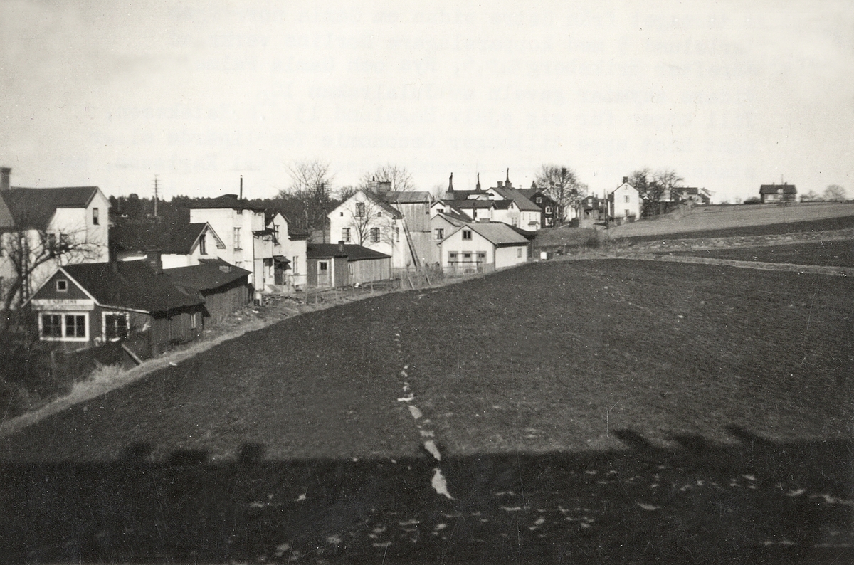 Gamla Norrvägen, Växjö, från öster ca 1920-1925. Från vänster Karlslund 5 med kopparslagare Norlins verkstad. Därefter Eriksberg nr 6 och Nya och Gamla Palmelund. Därefter skymtar gaveln på Julalyckan 10. 
Till höger, för sig själv, Hagalund nr 13, s.k. "Katekesen", samt högst upp till höger Oeconomie Templigärde eller stadsäga 394.